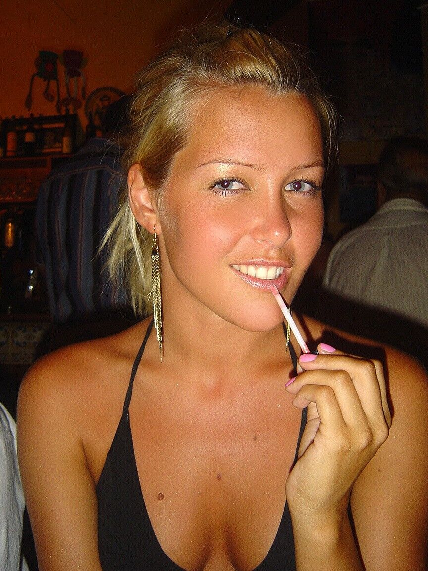 17P La joven rubia Sophie Moone se afeita las piernas largas