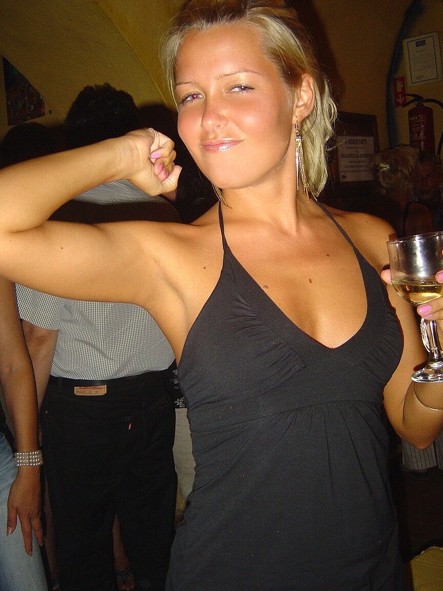 17P La joven rubia Sophie Moone se afeita las piernas largas