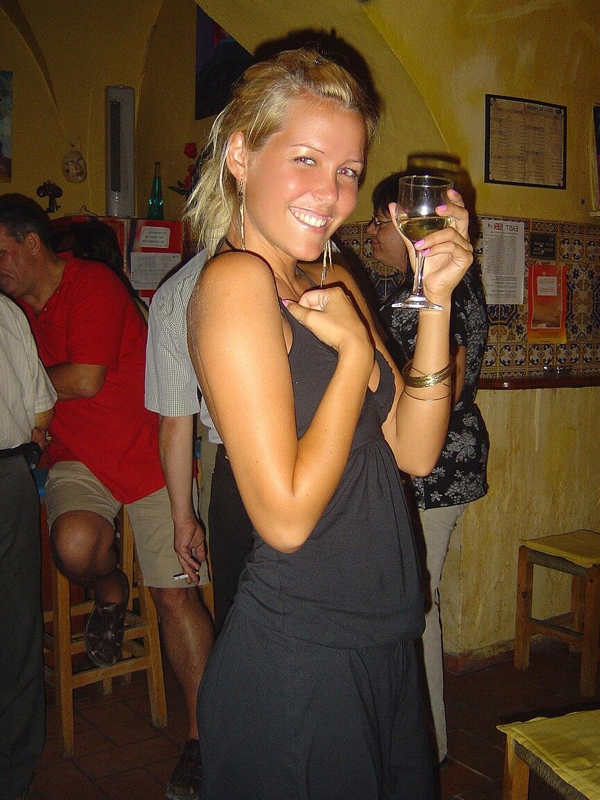 17P La joven rubia Sophie Moone se afeita las piernas largas