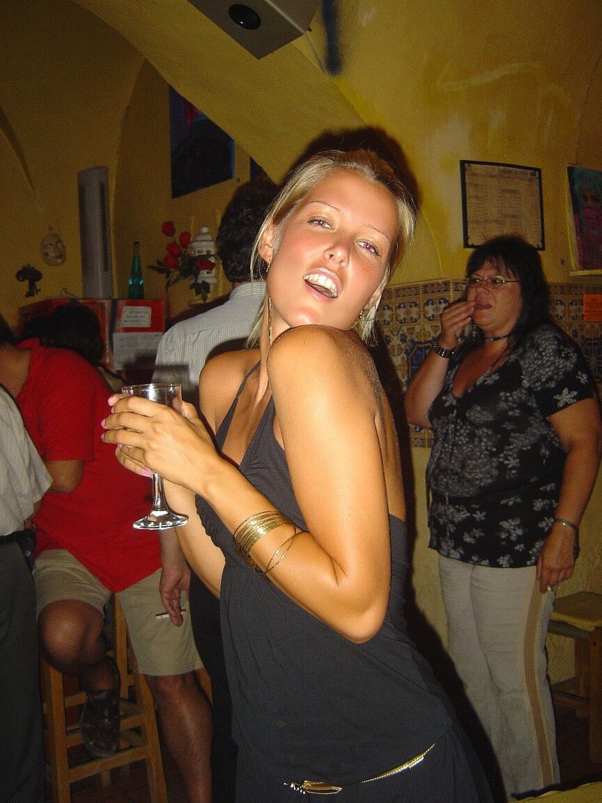 17P La joven rubia Sophie Moone se afeita las piernas largas