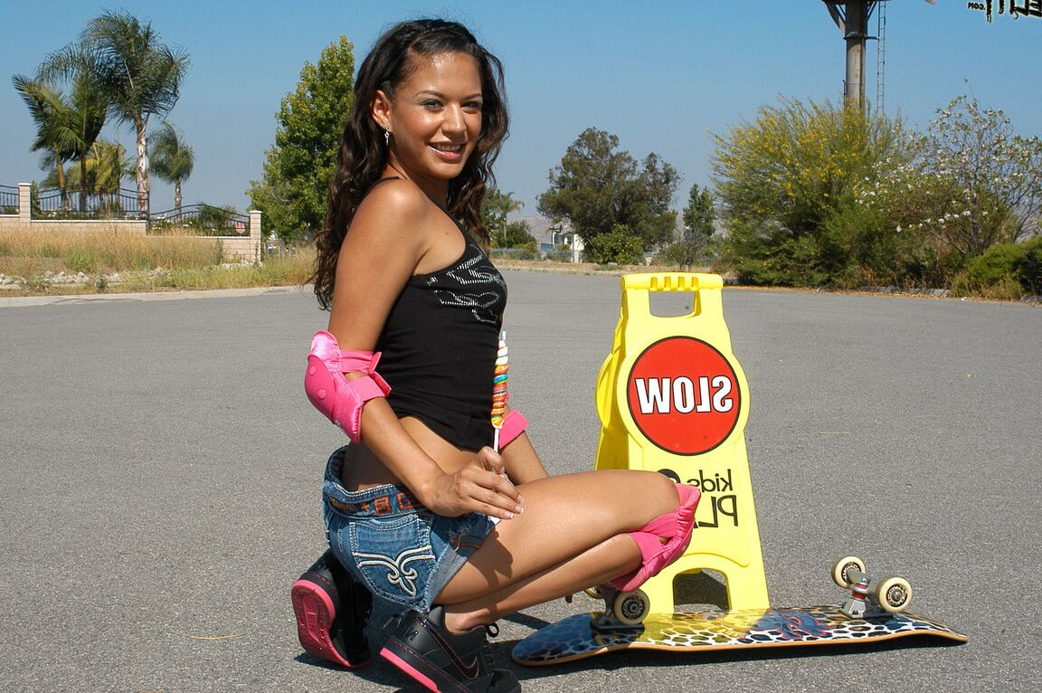 17P Pequena patinadora Ariana Fox mostra sua bunda linda