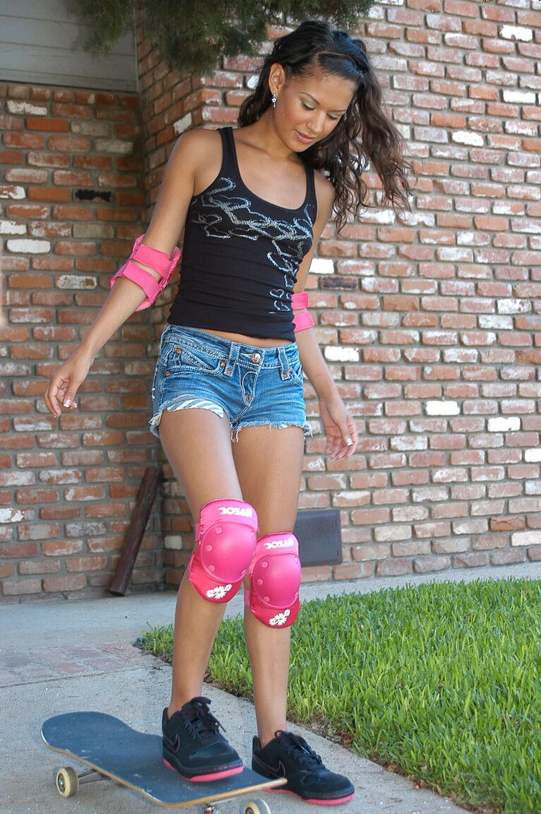 17P Pequena patinadora Ariana Fox mostra sua bunda linda