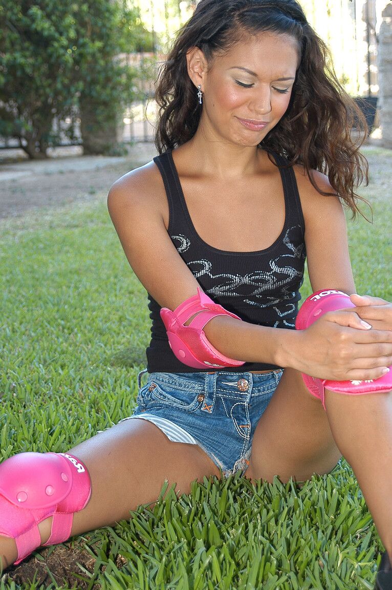 17P Pequena patinadora Ariana Fox mostra sua bunda linda