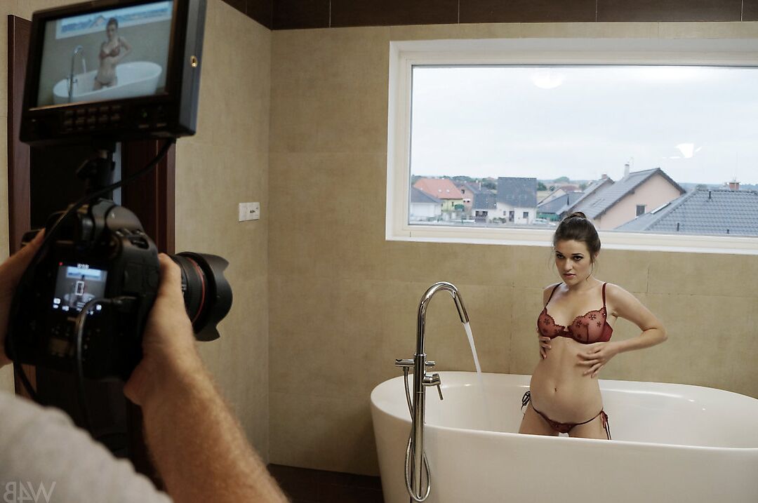 16P La hermosa Serena hace excelentes poses vestida y desnuda en acción en solitario