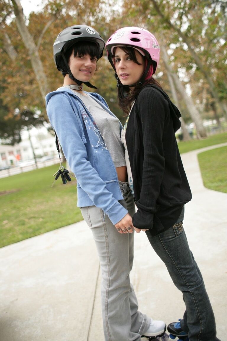 17P Skateboarding lesbianas Belladonna