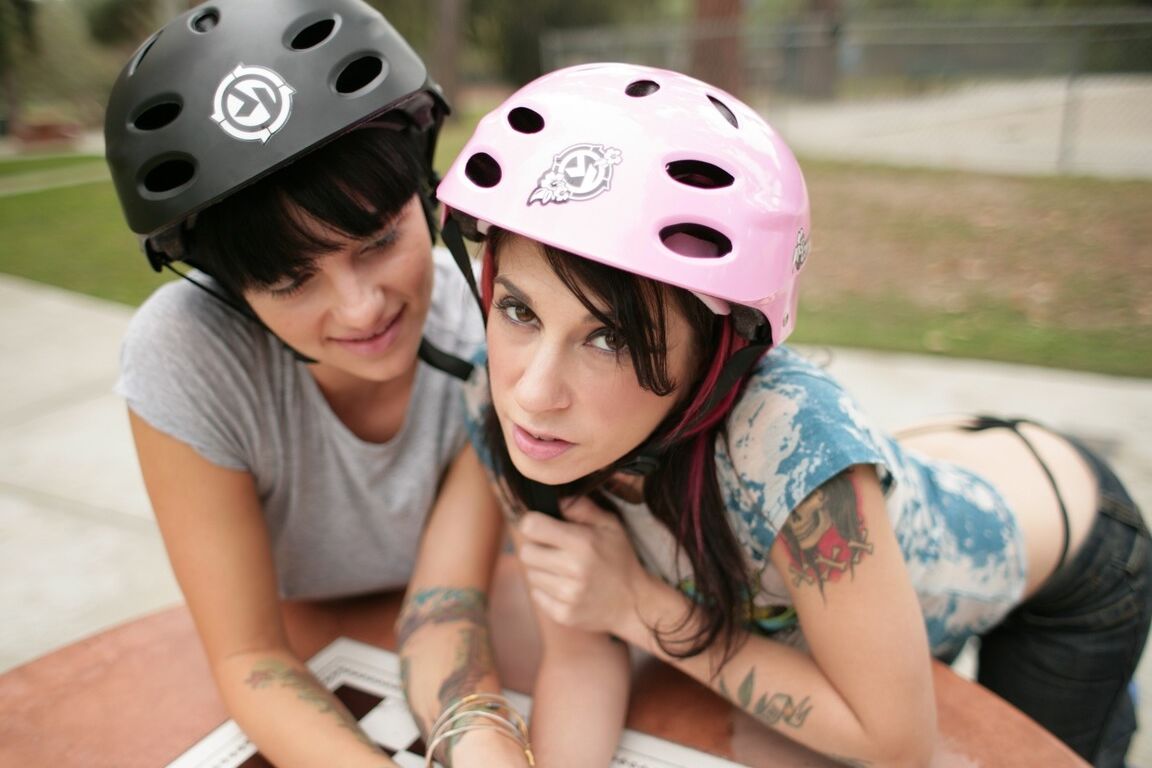 17P Skateboarding lesbianas Belladonna
