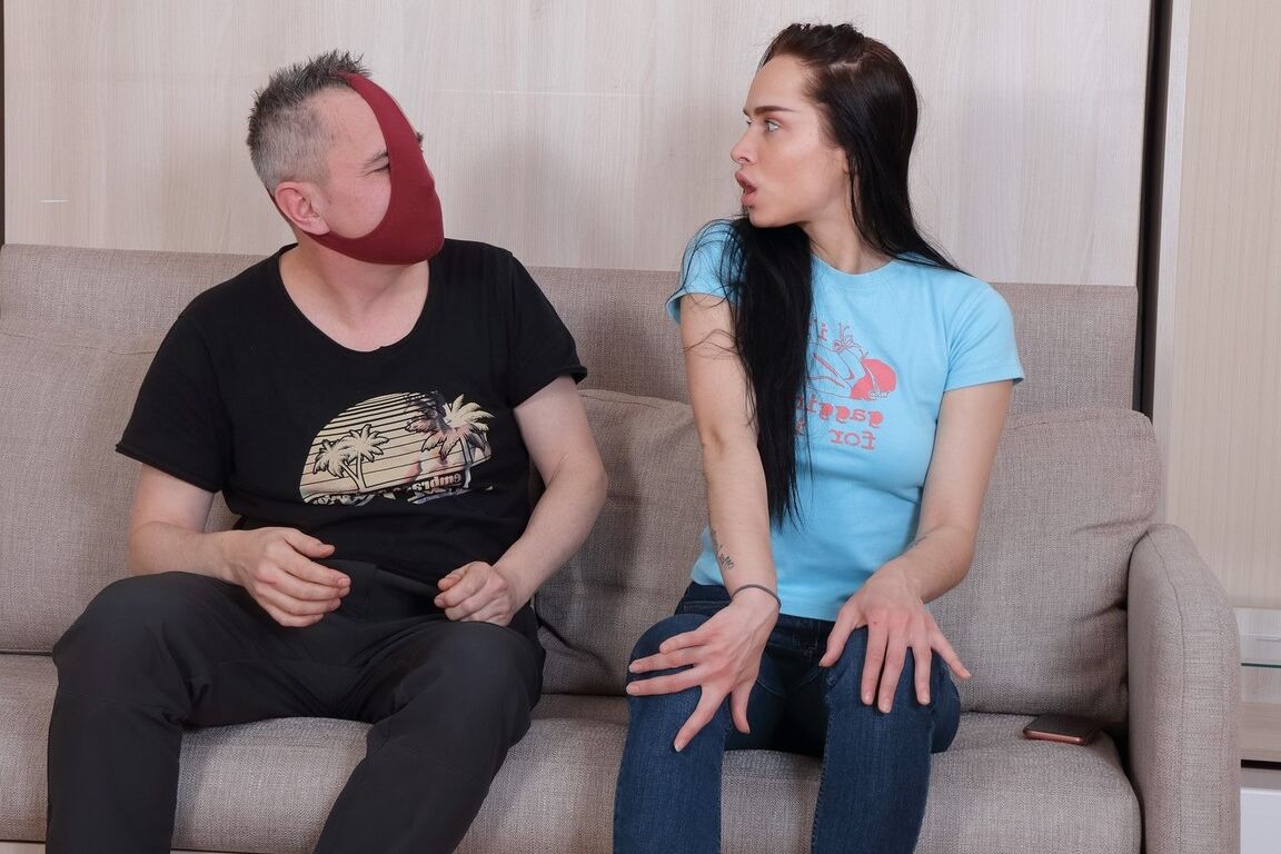 16P 黒髪の十代のジューシーなレイラが老人とハードコアセックスをする