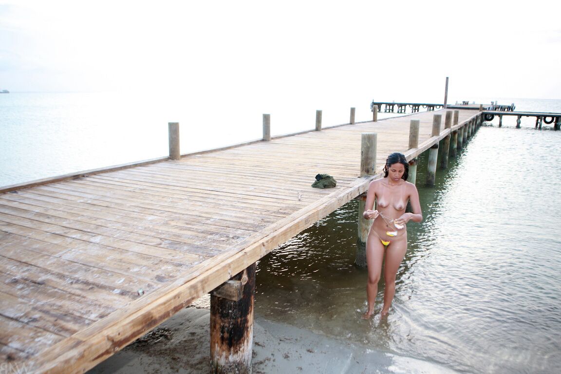 21P La latina sexy Ruth Medina exhibe son magnifique corps nu à la plage.