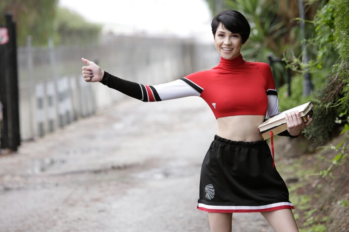 21P 美しいケイディ・マーキュリーが路上で拾われ、かわいい男に釘付けにされる