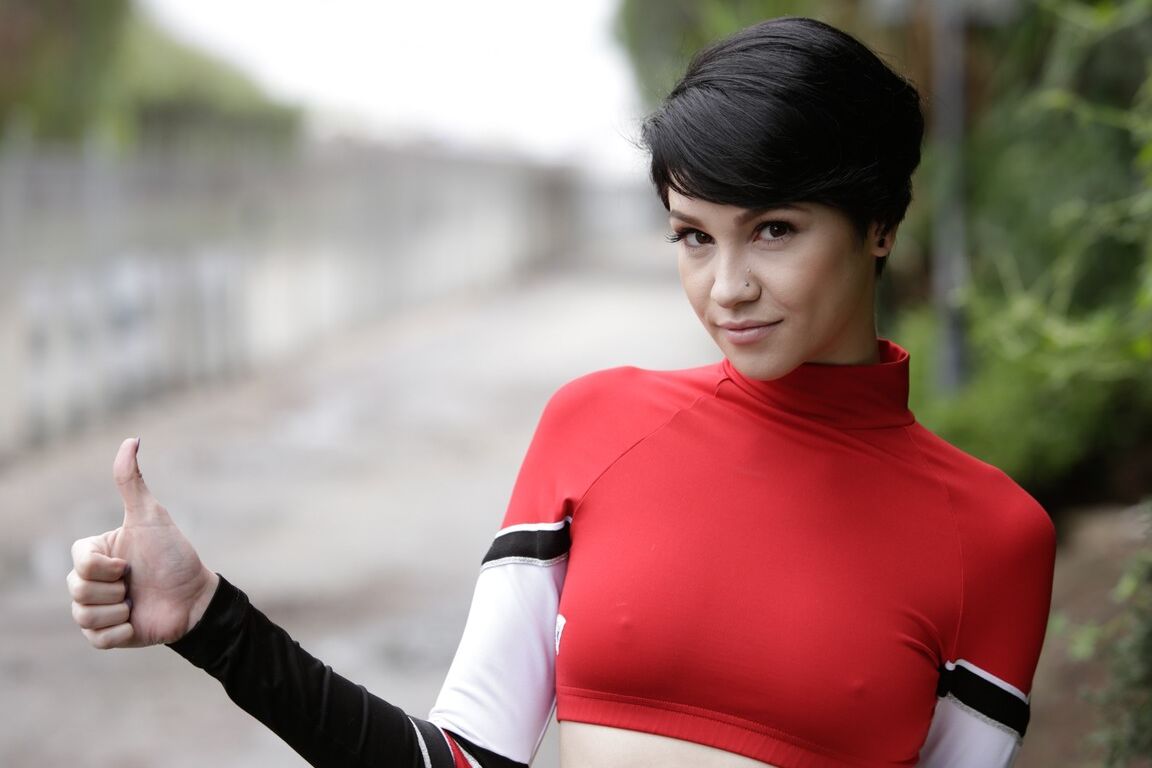 21P 美しいケイディ・マーキュリーが路上で拾われ、かわいい男に釘付けにされる