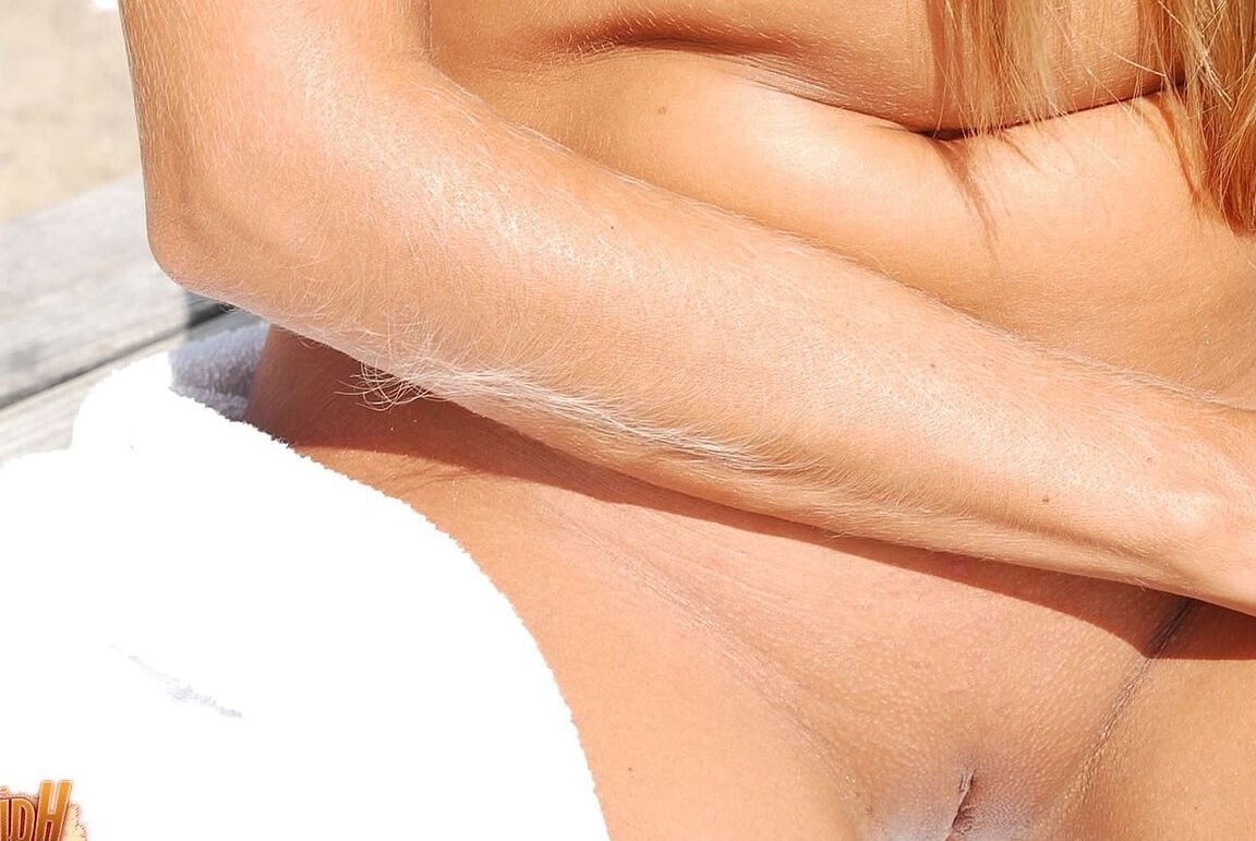 21P La dulce mamá estadounidense Lori Anderson hace alarde de sus pequeñas tetas