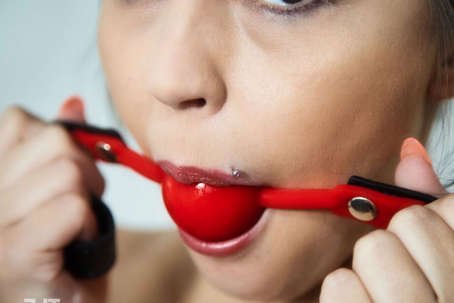 16P Cindy Shine, une adolescente en chaleur, utilise un gode sectionnel pendant une action de masturbation