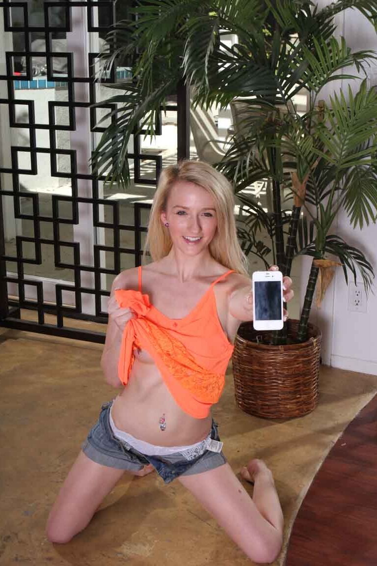 21P Tentadora Skylar Green mostrando su cuerpo y estirando su vagina