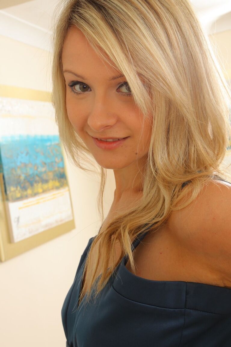 21P La superbe britannique de 32 ans Elle Richie se déshabille en lingerie et exhibe ses naturels