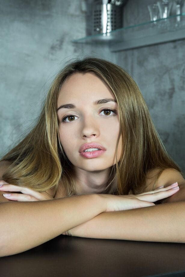 16P Steffi, une jeune aux longues jambes, prend de superbes poses nues sur un comptoir de cuisine.