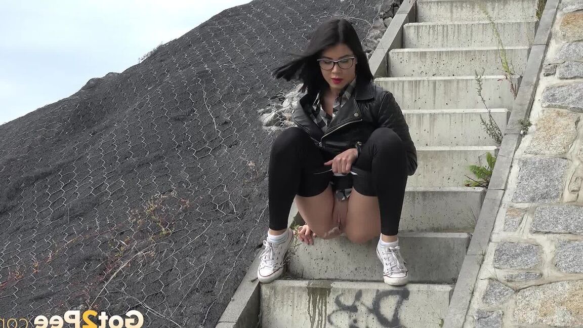 15P Dark haired girl Dee pulls down her leggings for a pee on concrete stairs