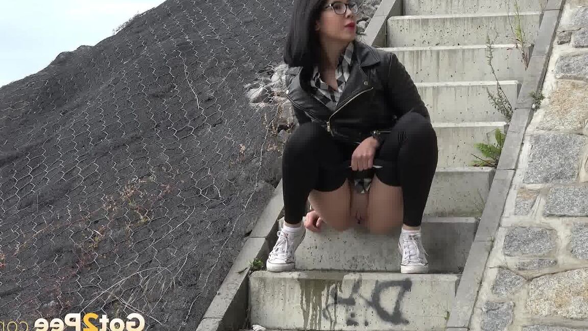 15P Dark haired girl Dee pulls down her leggings for a pee on concrete stairs