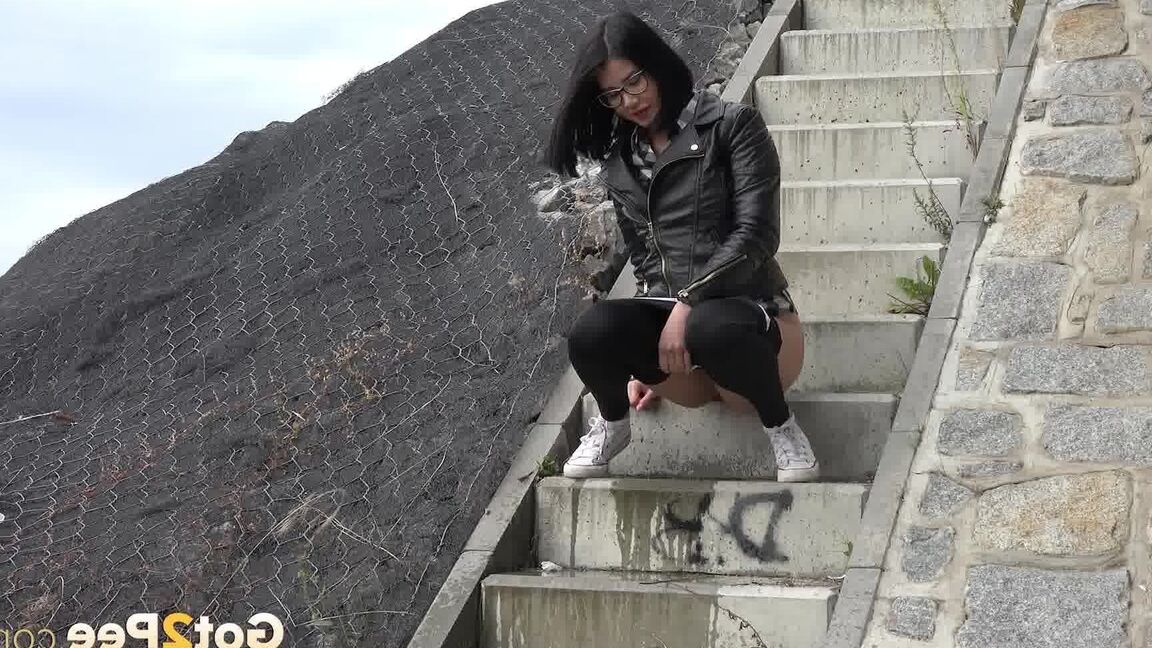 15P Dark haired girl Dee pulls down her leggings for a pee on concrete stairs