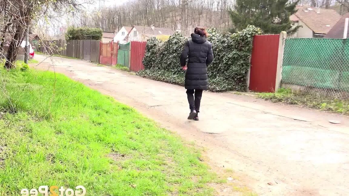 15P 白人のひよこアリ・ボルドーが道路脇で小便をするためにしゃがむ