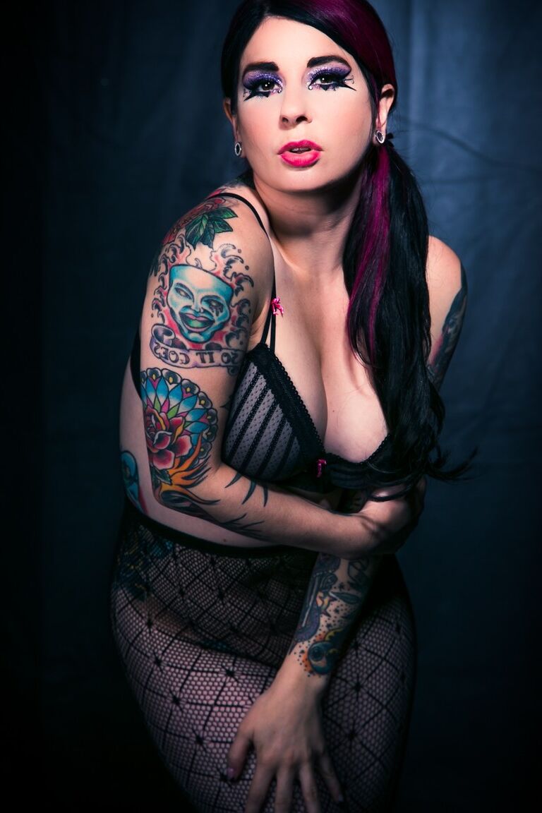 15P Garota tatuada Joanna Angel revela seus seios firmes em meia-calça sexy