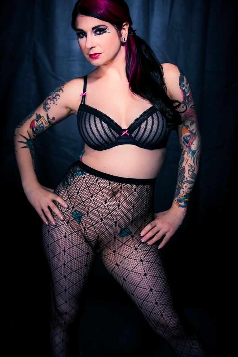 15P Garota tatuada Joanna Angel revela seus seios firmes em meia-calça sexy