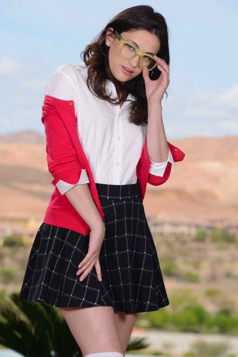 19P La colegiala nerd Georgia Jones juega con sus hermosos labios vaginales y sus nalgas