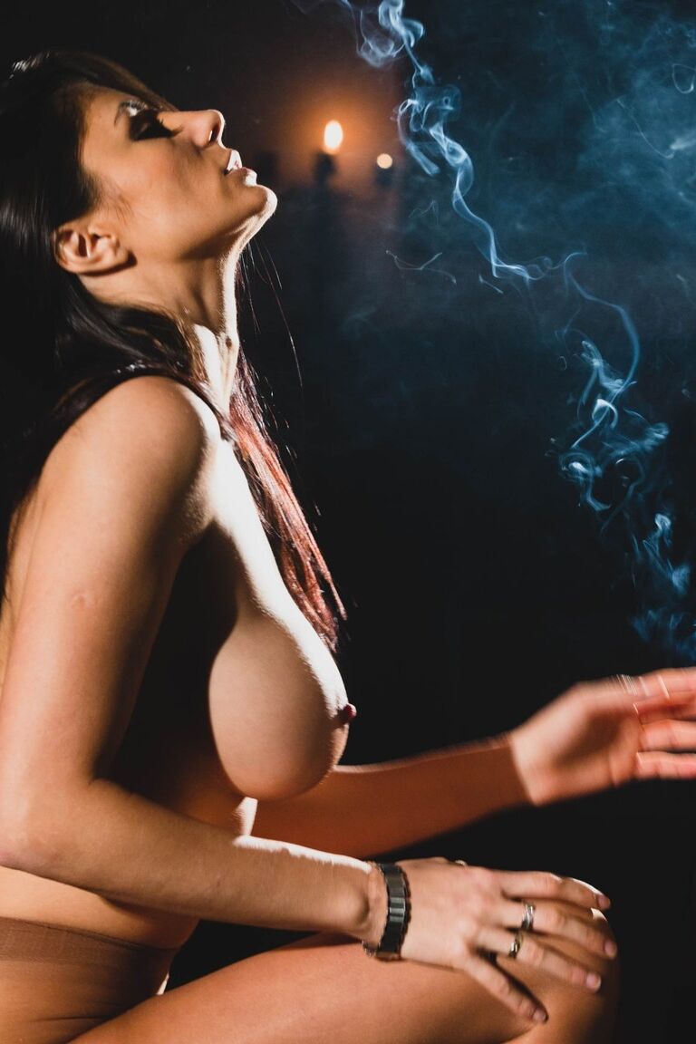 21P Gata europeia com grandes juggs Sofia Cucci brinca com sua buceta antes de chupar um vibrador