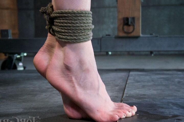 16P Pain slut Cadence Cross endures hardcore lashings from another woman