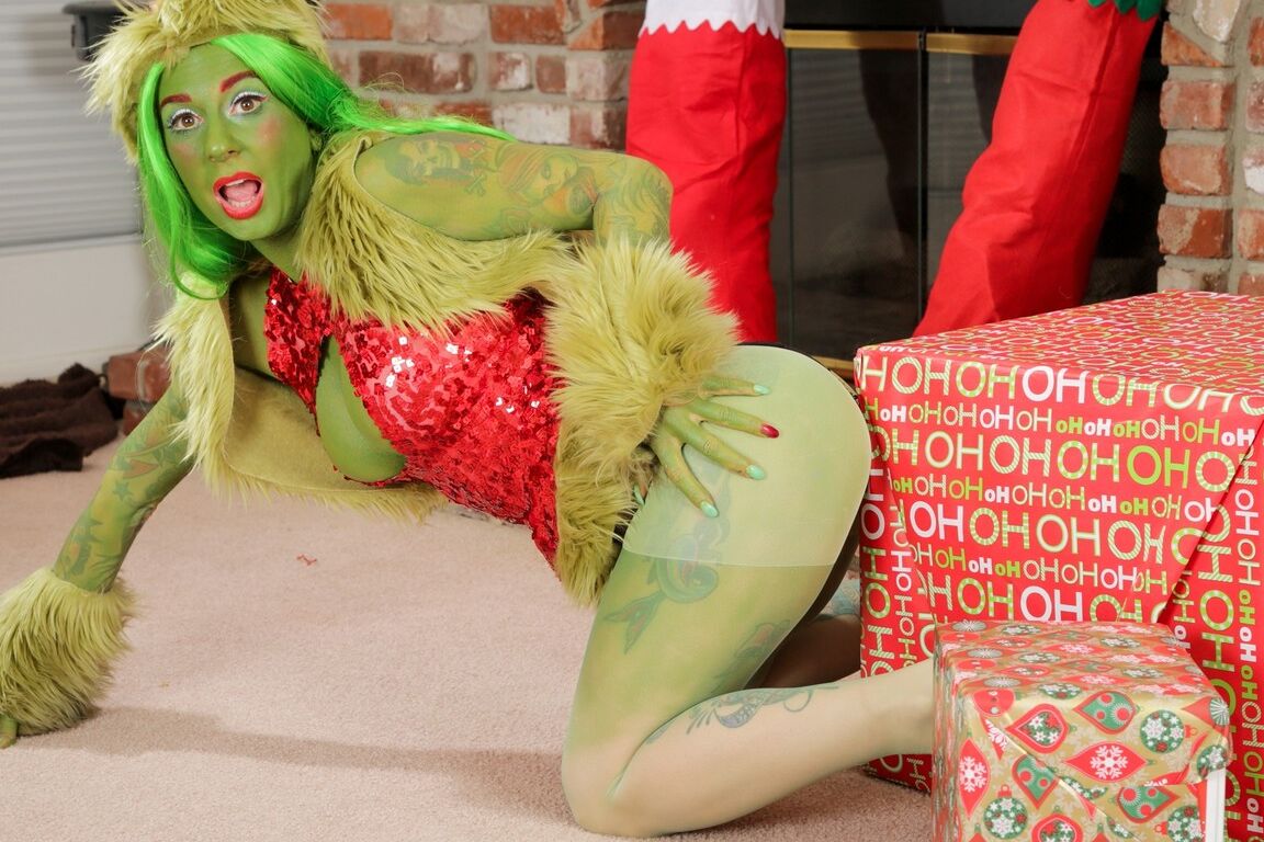 15P Solo-Model Joanna Angel zeigt ihre Muschi und ihr Arschloch als Green Lady verkleidet