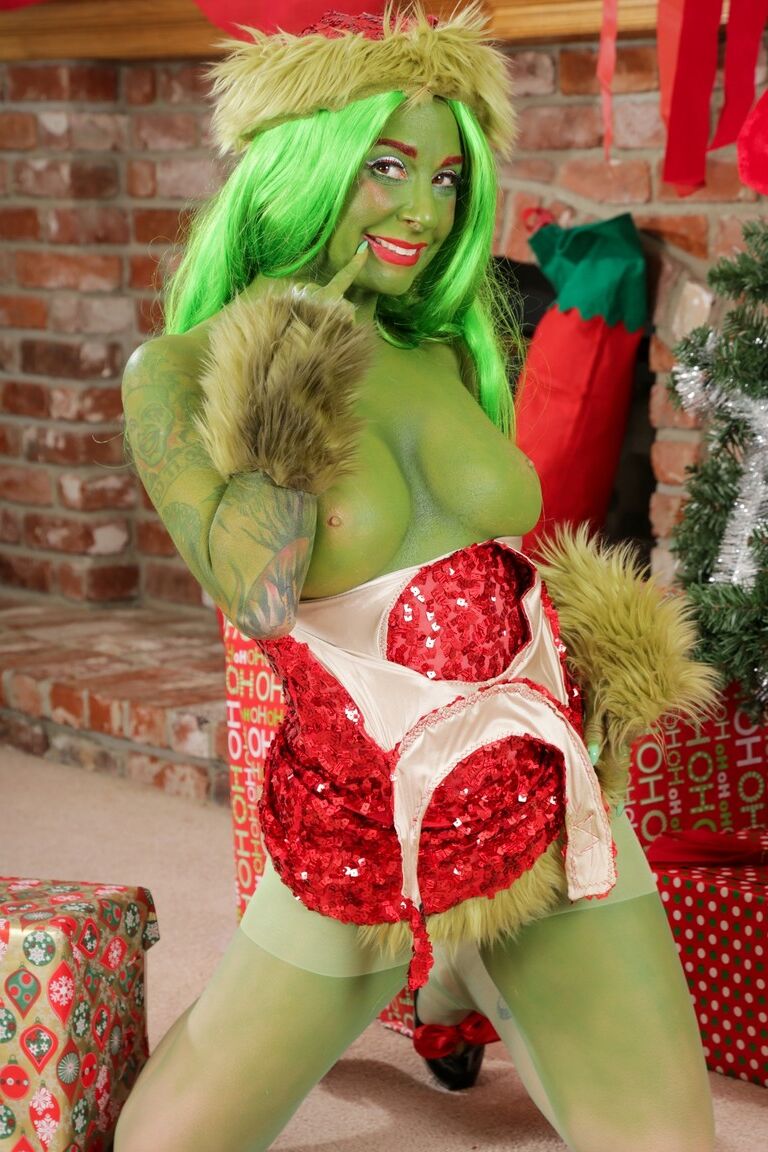 15P Solo-Model Joanna Angel zeigt ihre Muschi und ihr Arschloch als Green Lady verkleidet