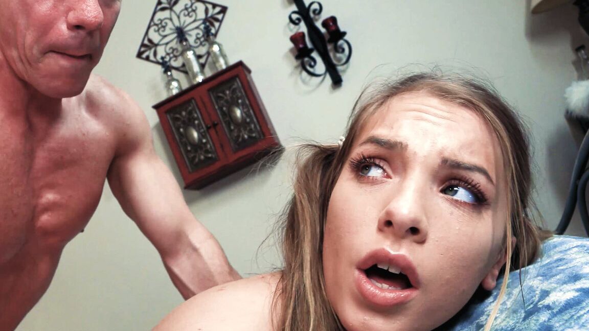 21P Summer Brooks, ein kleiner Teenie mit Zöpfen und Titten, wird in ihrem Schlafzimmer gefickt