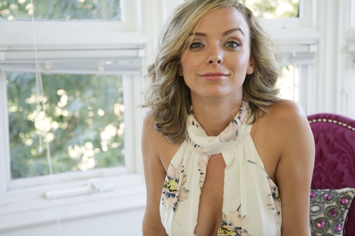 17P Pristine Edge, maman blonde aux gros seins, suce une grosse bite en POV chaud