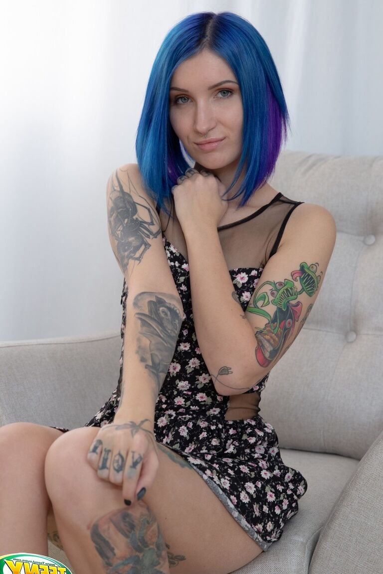 21P Keoki Star, une adolescente tatouée aux cheveux bleus, se fait défoncer par un papa