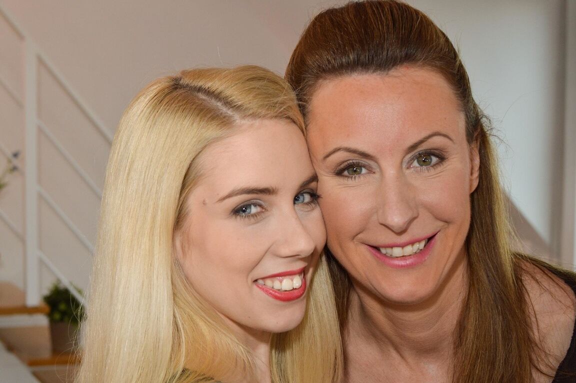 Die 17P erfahrene MILF Lara lädt die sexy Blondine Nesty zu einer wilden Lesben-69 ein