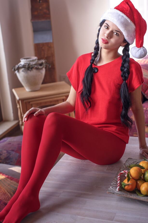 12P La hermosa Carmen Summer se separa el chocho rosa después de desnudarse en Navidad