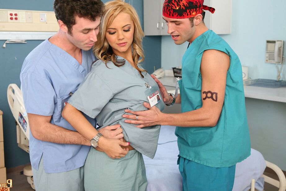 13P Estrellas porno calientes recrean un popular programa de televisión de un hospital en una versión con clasificación XXX