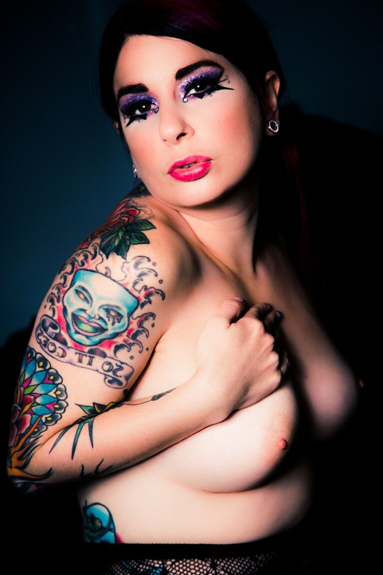 15P A amadora tatuada Joanna Angel revela seus seios firmes em meia-calça transparente