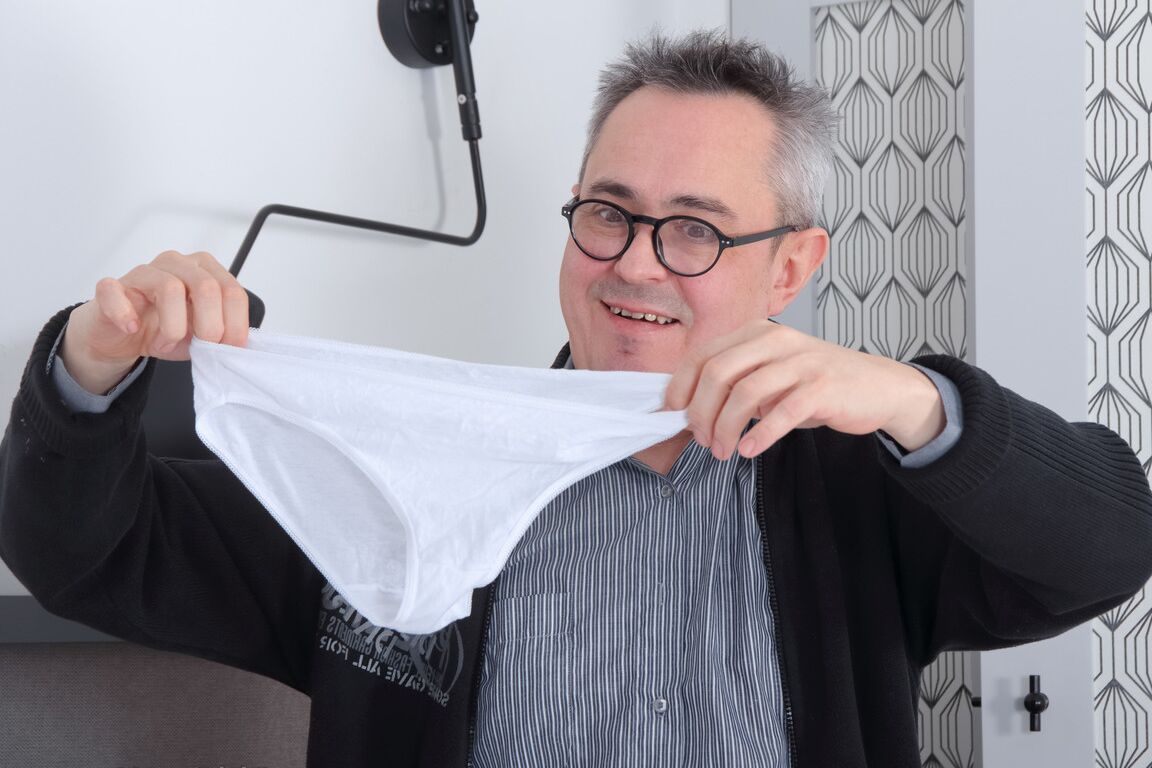 16P La petite étudiante Sweetie Plum monte sur la bite de son professeur plus âgé en chaussettes jusqu'aux genoux