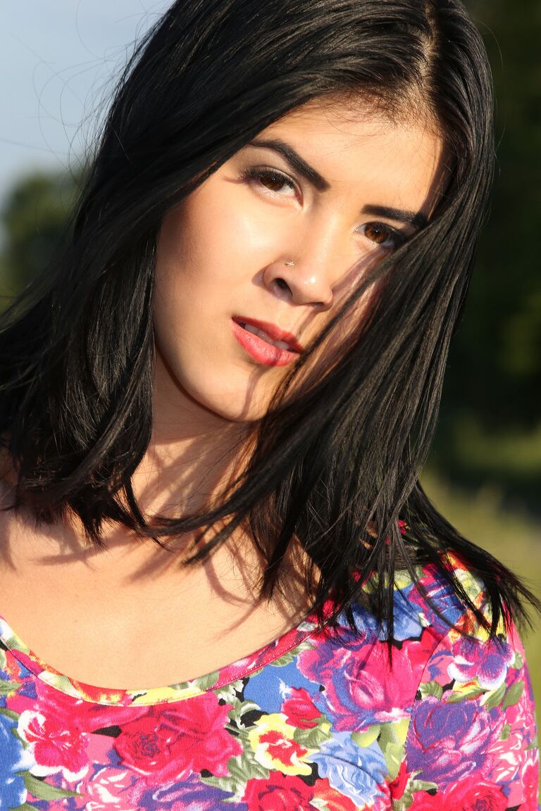 21P La star du porno mince dans un body fleuri, Lady Dee, montre ses seins.