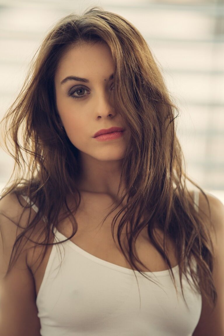 10P Erótica La sexy checa Sabrisse se quita el sujetador blanco para mostrar sus impecables tetas naturales