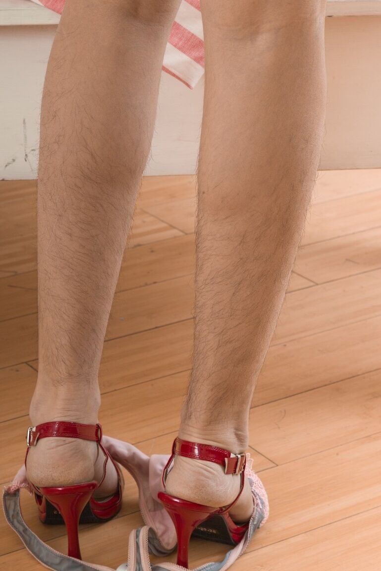 16P A magrinha Lisa Carry se despe para mostrar peitos minúsculos e espalhar seu castor peludo