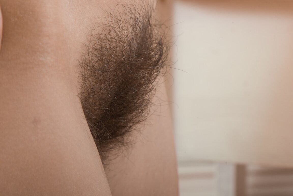 16P A magrinha Lisa Carry se despe para mostrar peitos minúsculos e espalhar seu castor peludo