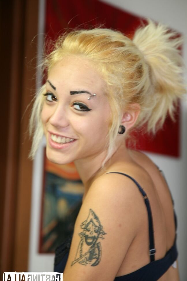 20P Douce blonde italienne mince se fait lécher la chatte