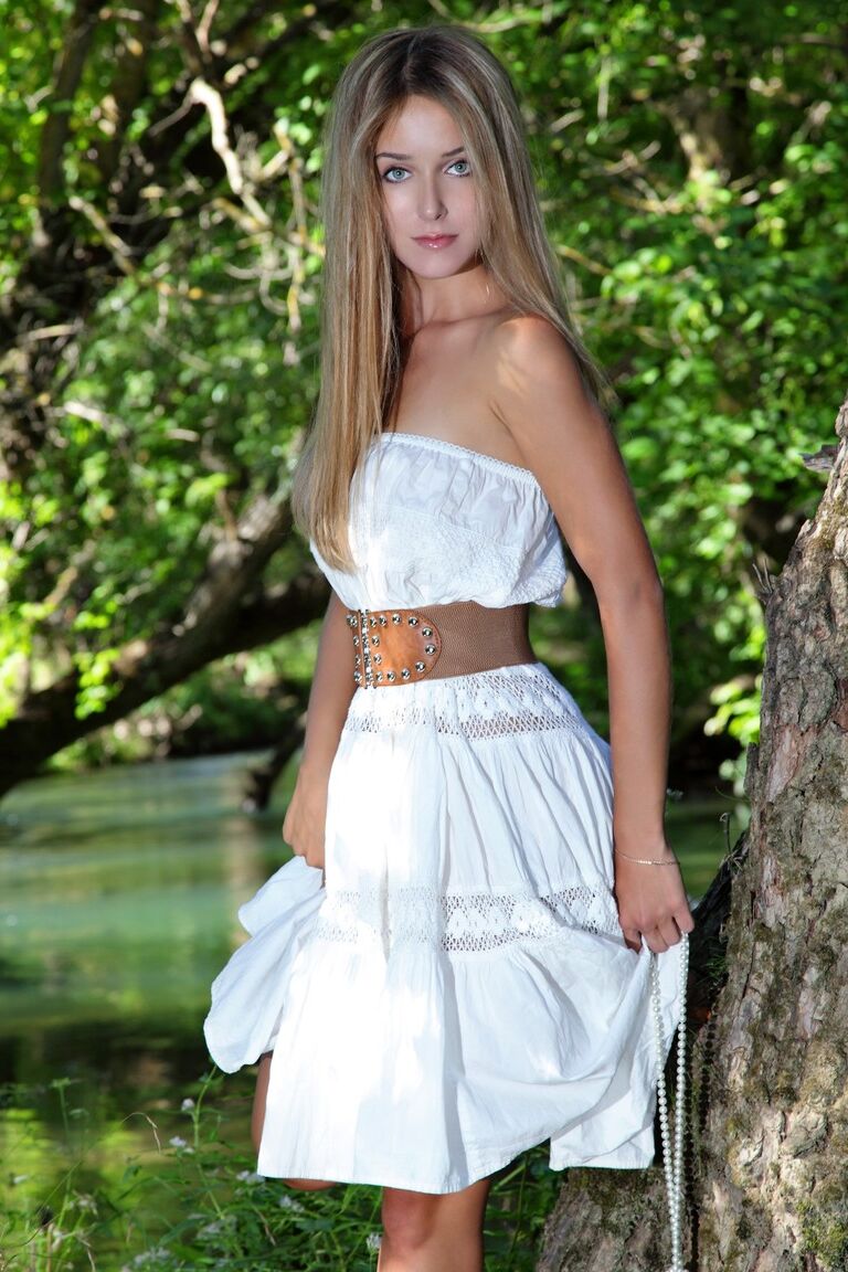 21P La modelo jovencita delgada Elise A perdiendo el vestido y posando desnuda en la naturaleza