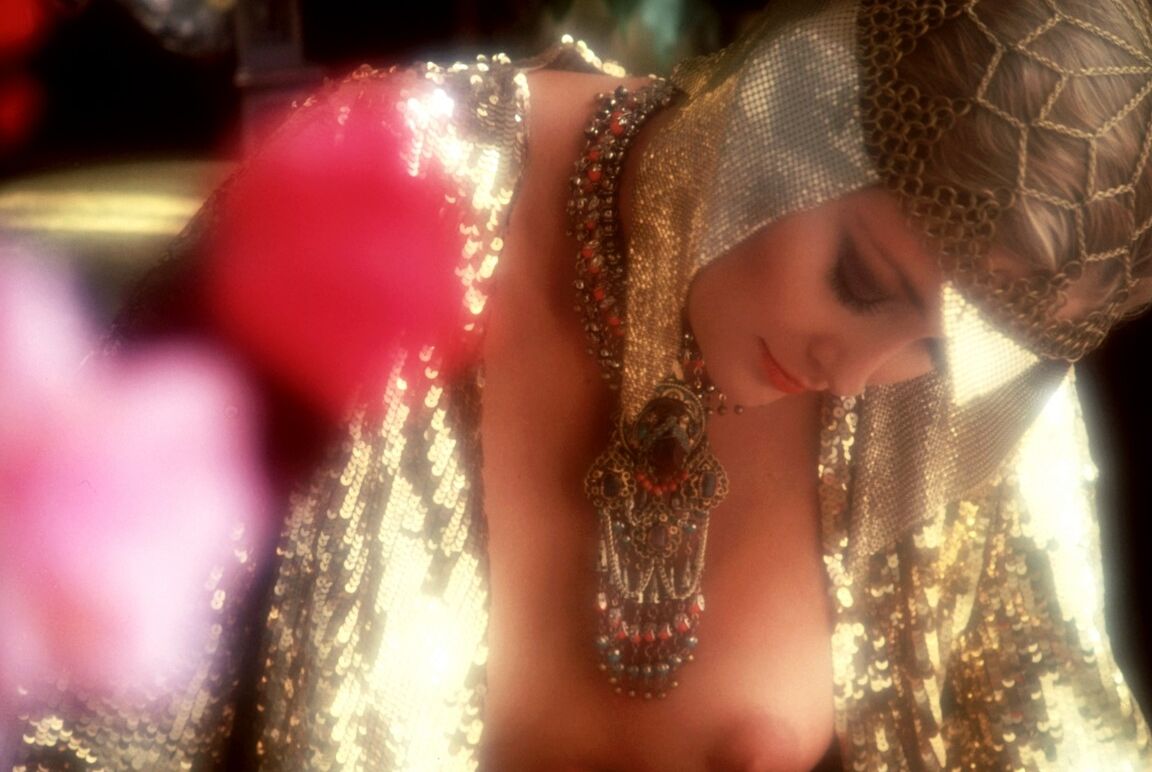 20P La flaca modelo americana Linda Kenton expone