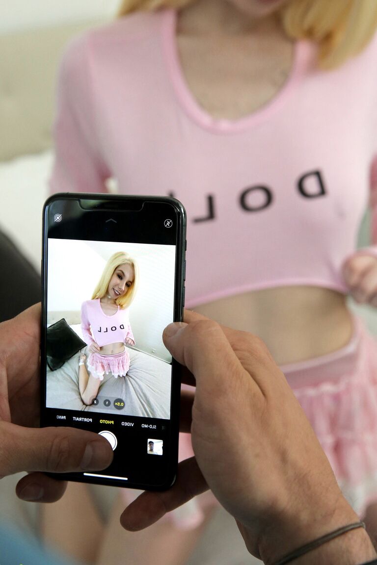 21P La petite teen Kenzie Reeves chevauche de près la grosse bite de son demi-frère