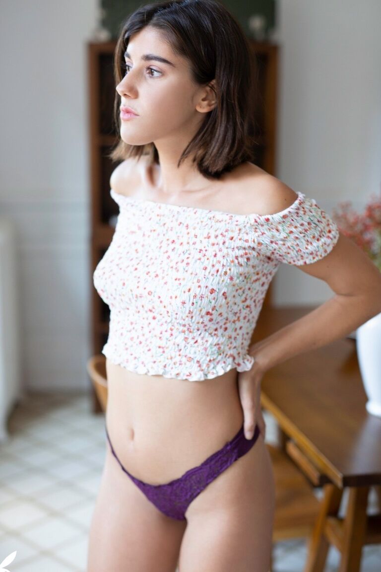16P A tímida modelo americana Ana Maria se livra da roupa e posa nua na cadeira