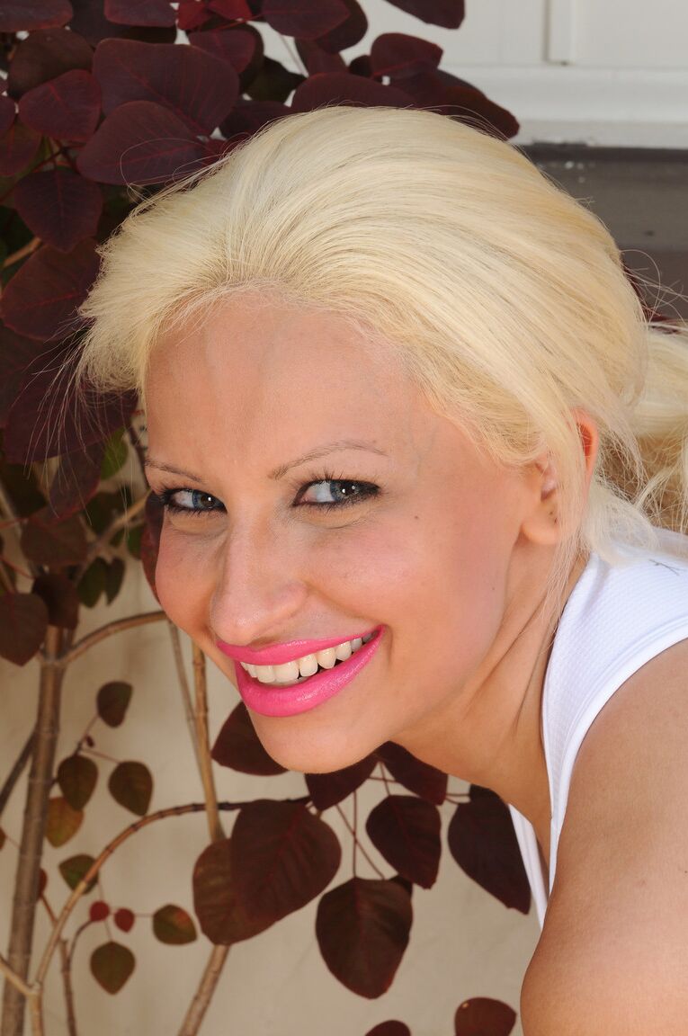 21P La MILF Holly Brooks se déshabille et verse de l'eau sur ses énormes seins.