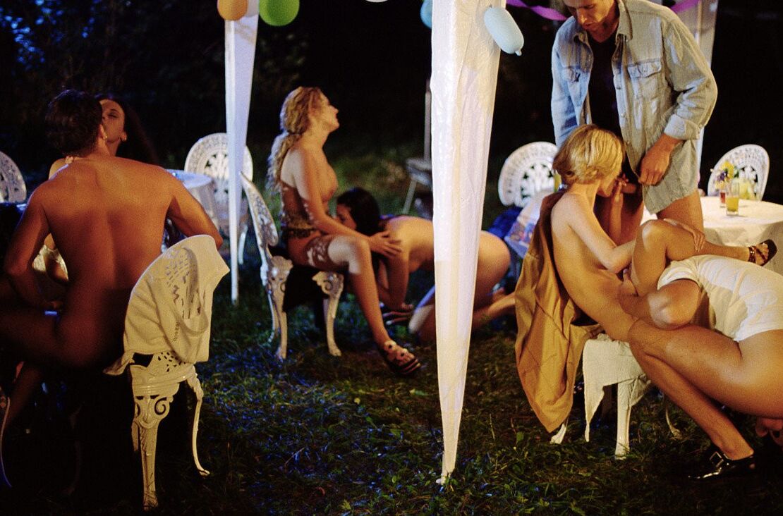 20P Estrelas porno europeias excêntricas desfrutam de uma orgia hardcore no quintal
