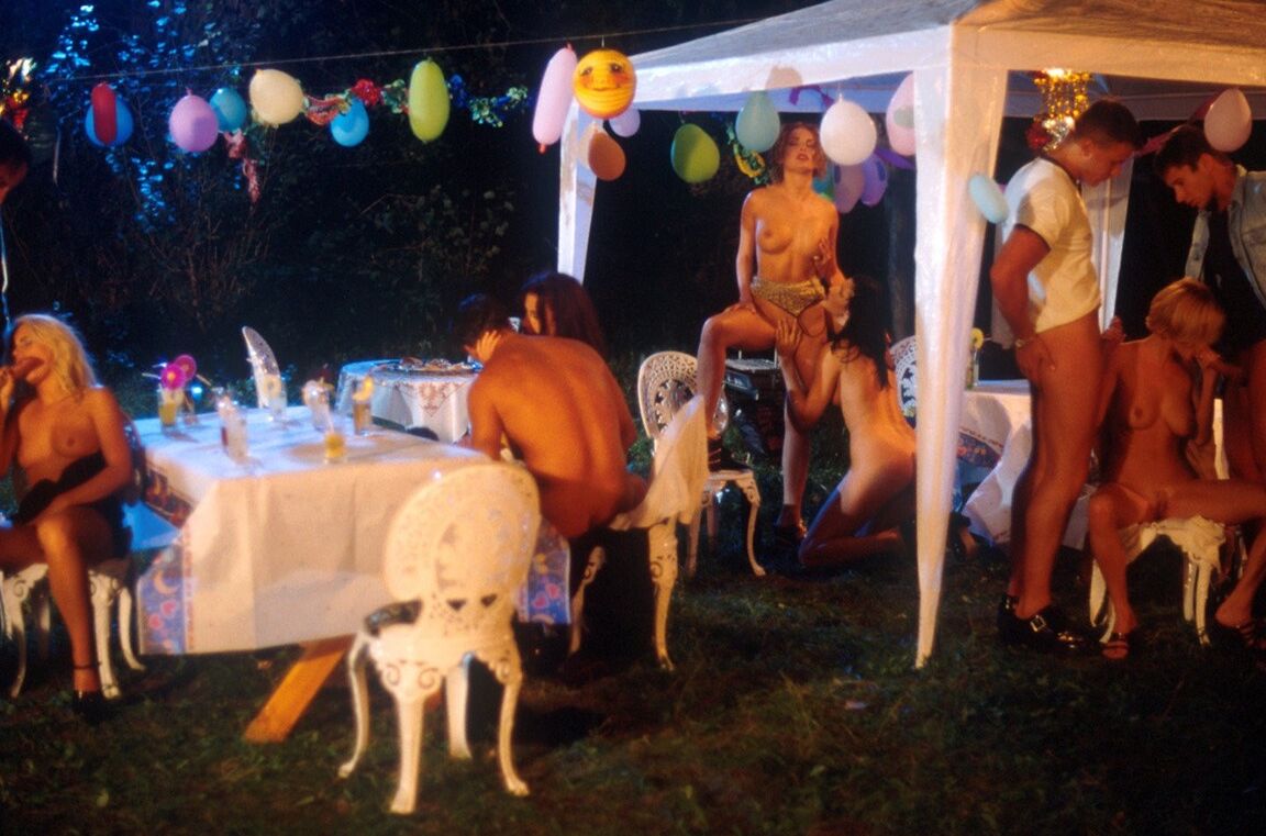 20P Estrelas porno europeias excêntricas desfrutam de uma orgia hardcore no quintal
